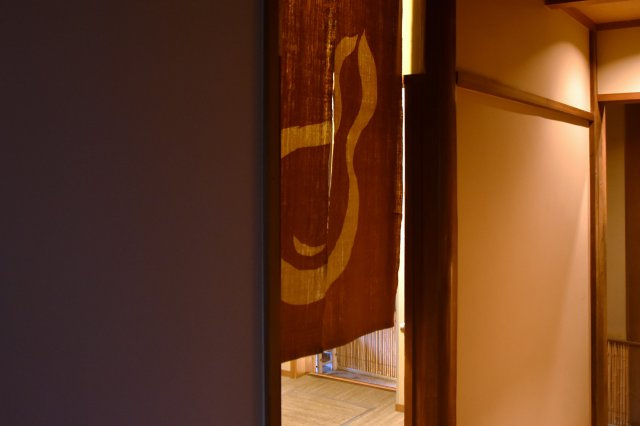 石塀小路 格式を継承する京町家の内装|キッチンへの入口