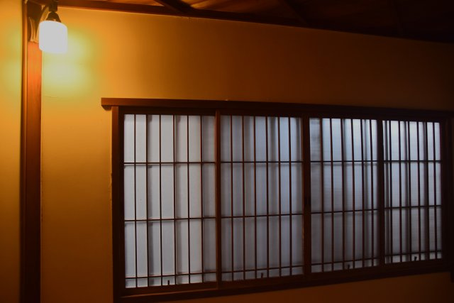 石塀小路 格式を継承する京町家の内装|空間を照らす優しい灯り