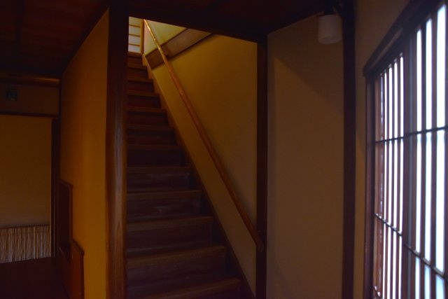 石塀小路 格式を継承する京町家の内装