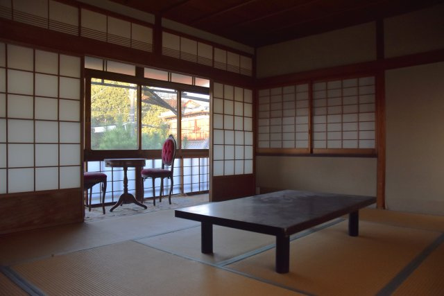 石塀小路 格式を継承する京町家の和室|光差し込む明るい空間