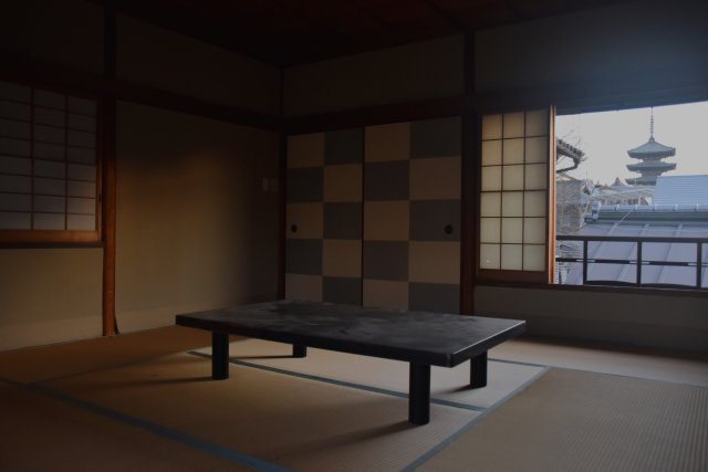 石塀小路 格式を継承する京町家の和室|洗練された市松模様の襖と八坂の塔