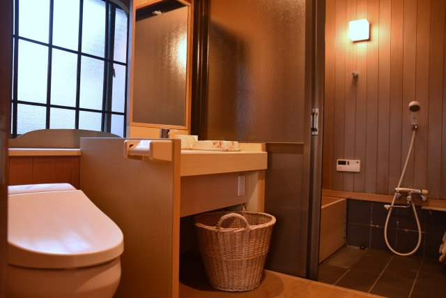 石塀小路 格式を継承する京町家の洗面所