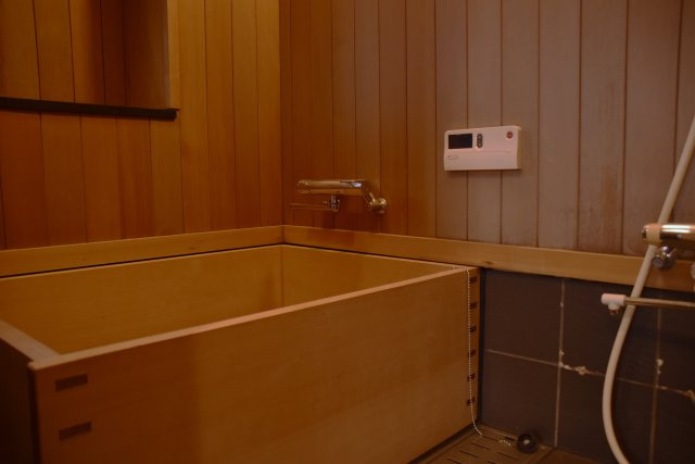 石塀小路 格式を継承する京町家の浴室|檜の浴槽で癒しを