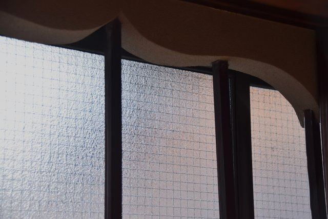 石塀小路 格式を継承する京町家の内装|洗面所の壁。細部にも意匠が