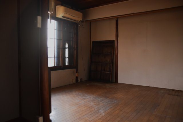 石塀小路 格式を継承する京町家の洋室|2階南側のお部屋