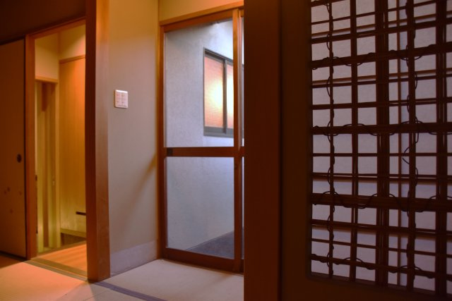 石塀小路 格式を継承する京町家の内装