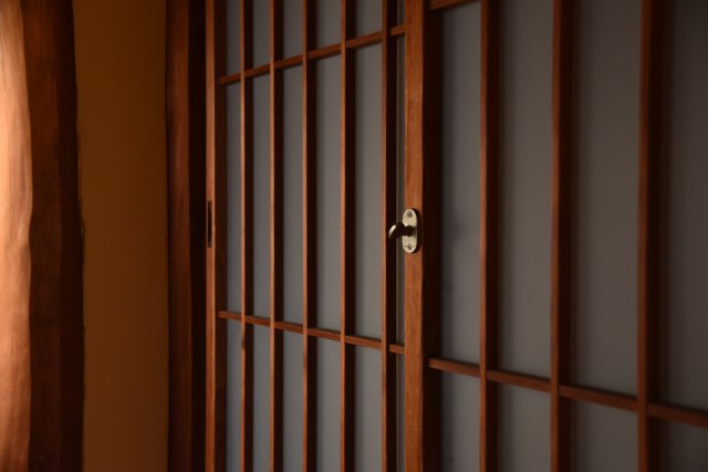 石塀小路 格式を継承する京町家の内装|鍵も当時のまま残っています