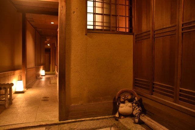 石塀小路 格式を継承する京町家のエントランス|信楽焼のたぬきさんがお出迎え