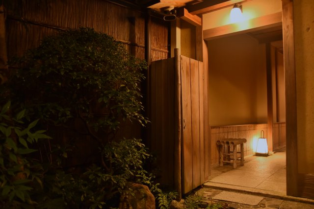 石塀小路 格式を継承する京町家のエントランス|吸い込まれるエントランス