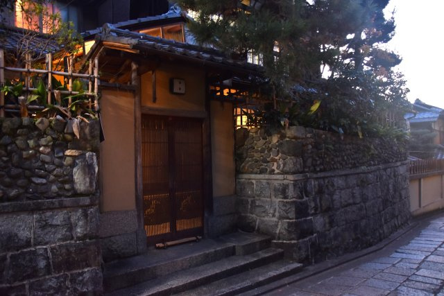 石塀小路 格式を継承する京町家の外観|歴史と格式の高さを感じる外観