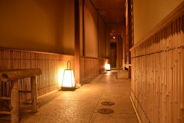 石塀小路 格式を継承する京町家のエントランス|極上の空間をここから