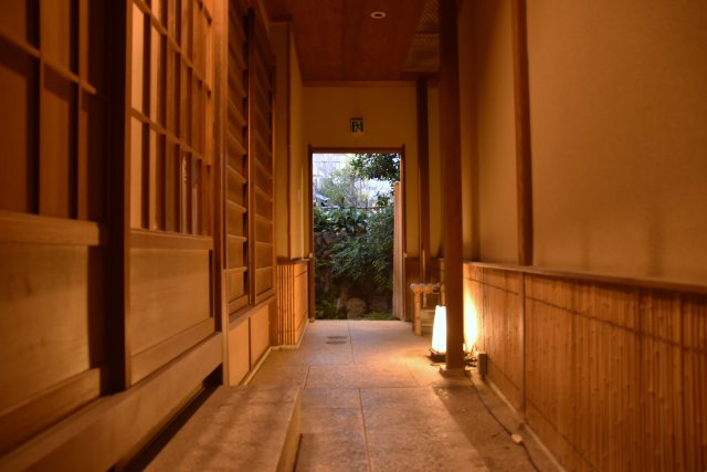 石塀小路 格式を継承する京町家のエントランス|石畳を通って各部屋へ