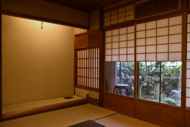 石塀小路 格式を継承する京町家の和室|雪見障子からほどよい光が差し込みます
