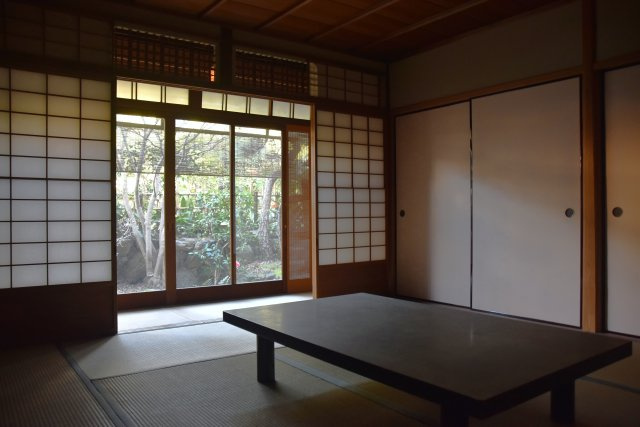 石塀小路 格式を継承する京町家の和室|静寂と光