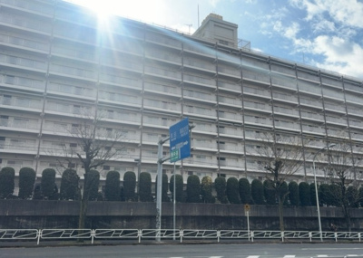 【外観】 | 八王子狭間住宅１号棟 | ＲＣ造、Reinforced Concreteは直訳すると補強されたコンクリートです。主に柱や梁・床・壁が鉄筋とコンクリートで構成おり、鉄筋を組んだ型枠にコンクリートを流し込んで固めたものを指します。