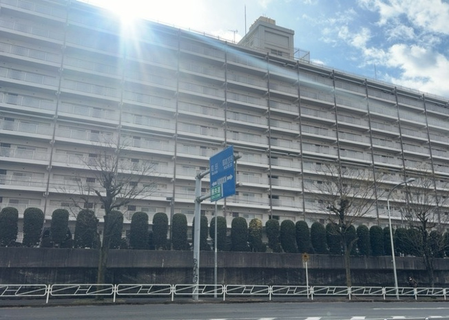 【外観】 | 八王子狭間住宅１号棟 | ＲＣ造、Reinforced Concreteは直訳すると補強されたコンクリートです。主に柱や梁・床・壁が鉄筋とコンクリートで構成おり、鉄筋を組んだ型枠にコンクリートを流し込んで固めたものを指します。