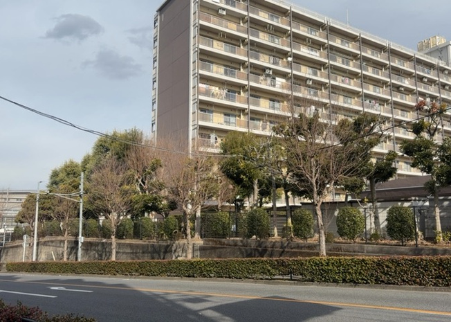 【外観】 | 八王子狭間住宅１号棟 | 外観はマンション管理がされているかの目安になります。築年数が古いと、壁面は劣化してひび割れが生じることも！建物が古びていても細かいところが修繕されていると、きちんと管理されているなぁと感じるでしょう。