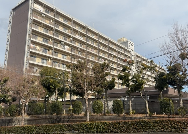 【外観】 | 八王子狭間住宅１号棟 | 一般的なバルコニーは、奥行1.5ｍ程ですが、ワイルドバルコニーは2ｍまで広がっています。そのため洗濯物の間隔をあけ干すことができ、乾きやすいというメリットや、ガーデニングが楽しめる等の特徴があります。