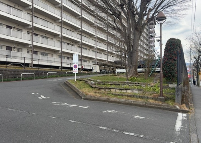 【駐車場】 | 八王子狭間住宅１号棟 | 車一台あたりに必要なスペースは、標準サイズの普通自動車で横幅2m50cm、長さ5mは必要になります。ただし、乗降のことも考慮して横幅3m30cm、長さ5m50cmほどは確保できるところを選びましょう。