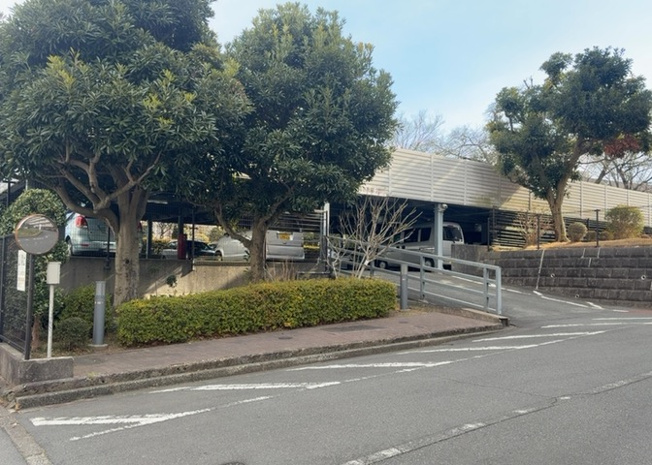 【駐車場】 | 八王子狭間住宅１号棟 | 駐車場と明記されていても、最小スペースでつくられた駐車場だと大型車は駐車できなかったり、出入りしにくくなったりする可能性があります。お車のサイズと購入したい物件の駐車場のサイズを現地で確認しましょう。
