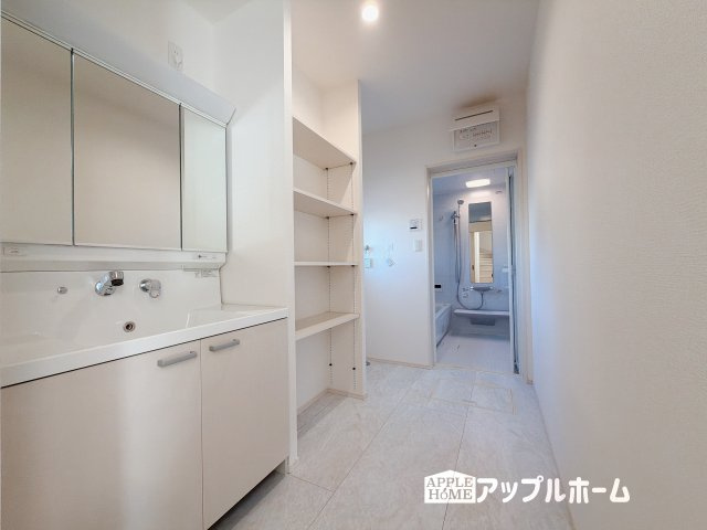 【新築住宅】深谷市萱場 第10期 全6棟の独立洗面台|暮らしを快適にする三面鏡仕様の洗面化粧台。収納力と機能性に優れた使いやすい設備で、忙しい朝の身支度もスムーズに♪