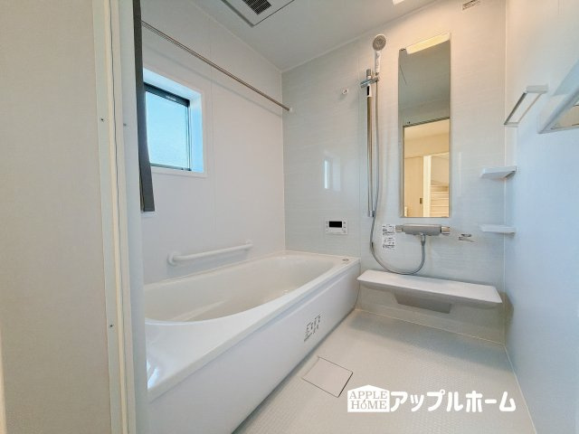 【新築住宅】深谷市萱場 第10期 全6棟の浴室|窓付きのバスルームは、採光もあり明るく気持ちの良い空間です。窓があることで、換気環境も良好。掃除もスムーズに出来ます