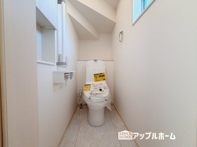 【新築住宅】深谷市萱場 第10期 全6棟のトイレ|温水洗浄器付き便座を標準装備してます♪窓付きで明るく、快適空間となっております。毎日使う場所だからこその配慮です。