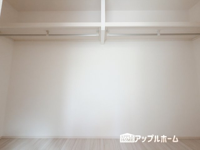 【新築住宅】深谷市萱場 第10期 全6棟の収納|お洋服を大切にされる方に大変喜ばれる、ウォークインクローゼット。お洋服以外にも掃除機やスーツケースなどを一箇所に集約できるのは魅力ですね！扉が一箇所ですので、お部屋の見た目にもスッキリ！