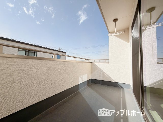 【新築住宅】深谷市萱場 第10期 全6棟のバルコニー|家族分の洗濯物もしっかり干せます。日当たりも良く、毎日のお洗濯が楽しくなりそう♪お布団は手軽に干せていつもポカポカに☆
