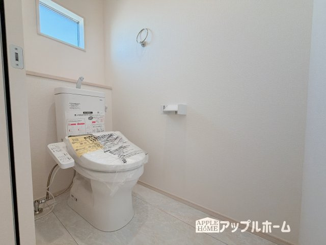 【新築住宅】深谷市萱場 第10期 全6棟のトイレ|温水洗浄器付き便座を標準装備してます♪窓付きで明るく、快適空間となっております。毎日使う場所だからこその配慮です。