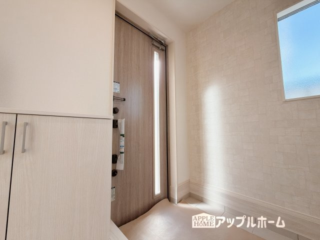 【新築住宅】深谷市萱場 第10期 全6棟の玄関|住まう人も来客も入った時にワクワクさせてくれるオシャレな玄関♪収納もたっぷりあるので、靴がたくさんあっても安心！