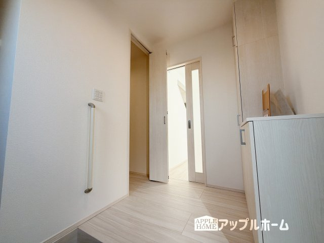 【新築住宅】深谷市萱場 第10期 全6棟の玄関|明るく清潔感のある玄関でお客様を迎えるスペースをパッと明るい印象に！大容量の収納力で大家族の履物もすっきり収納できます♪