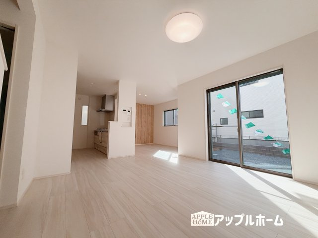 【新築住宅】深谷市萱場 第10期 全6棟の居間・リビング|広々リビング×対面キッチンで家族の会話も弾みます♪家族団らんの秘訣は間取りにあり☆夢のマイホームを一緒に叶えましょう！