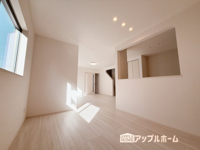 【新築住宅】深谷市萱場 第10期 全6棟の居間・リビング|窓から差し込む光で家族を温かく包み込みます。明るいリビングで子育てする喜びを☆いつでも見学可能です！