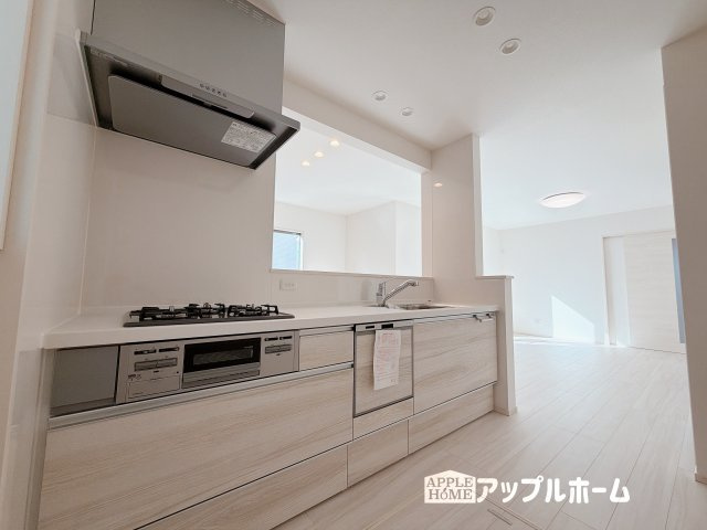 【新築住宅】深谷市萱場 第10期 全6棟のキッチン|見栄えもよくお手入れもスムーズに出来ます。豊富な収納力もございますので、キッチンスペースをスッキリとお使い頂けそうです。