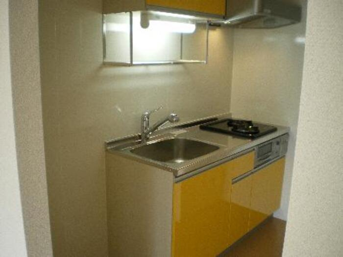 コルリス B棟のキッチン|2口コンロ・グリル付のシステムキッチンです♪