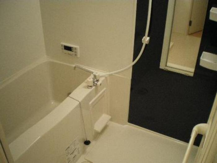 コルリス B棟の浴室|追い焚き機能付きのお風呂です♪