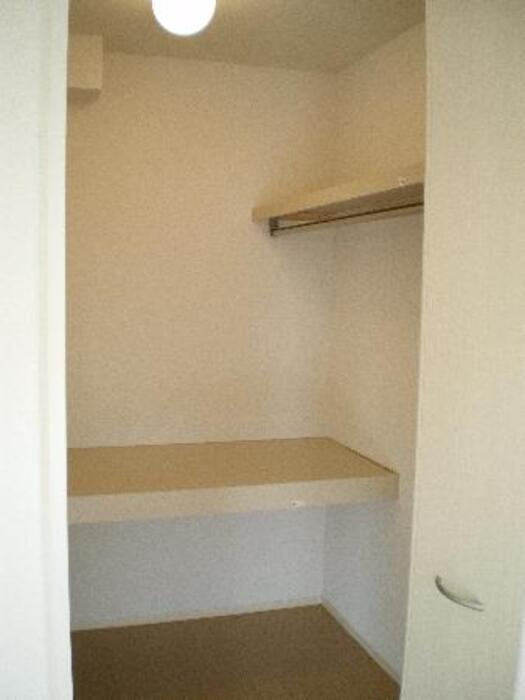 コルリス B棟の収納|ウォークインクローゼットなので収納豊富です☆