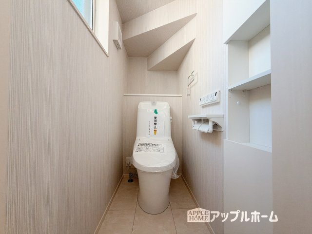 【新築住宅】深谷市下手計 全2区画のトイレ|温水洗浄器付き便座を標準装備してます♪窓付きで明るく、快適空間となっております。毎日使う場所だからこその配慮です。