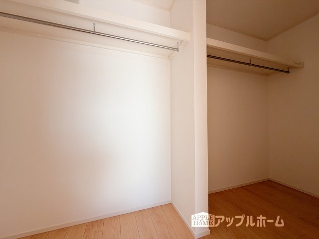 【新築住宅】深谷市下手計 全2区画の収納|お洋服を大切にされる方に大変喜ばれる、ウォークインクローゼット。お洋服以外にも掃除機やスーツケースなどを一箇所に集約できるのは魅力ですね！扉が一箇所ですので、お部屋の見た目にもスッキリ！