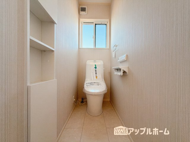 【新築住宅】深谷市下手計 全2区画のトイレ|温水洗浄器付き便座を標準装備してます♪窓付きで明るく、快適空間となっております。毎日使う場所だからこその配慮です。