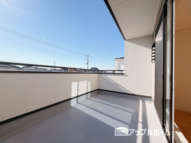 【新築住宅】深谷市下手計 全2区画のバルコニー|家族分の洗濯物もしっかり干せます。日当たりも良く、毎日のお洗濯が楽しくなりそう♪お布団は手軽に干せていつもポカポカに☆