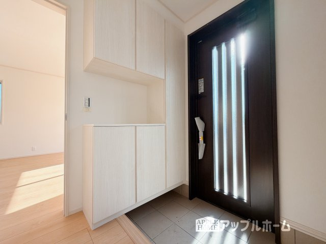 【新築住宅】深谷市下手計 全2区画の玄関|住まう人も来客も入った時にワクワクさせてくれるオシャレな玄関♪収納もたっぷりあるので、靴がたくさんあっても安心！