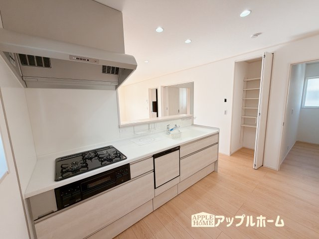 【新築住宅】深谷市下手計 全2区画のキッチン|見栄えもよくお手入れもスムーズに出来ます。豊富な収納力もございますので、キッチンスペースをスッキリとお使い頂けそうです。