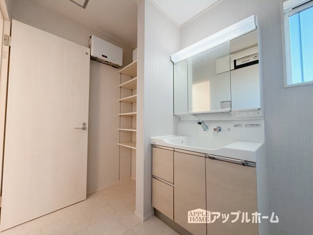 【新築住宅】深谷市下手計 全2区画の独立洗面台|暮らしを快適にする三面鏡仕様の洗面化粧台。収納力と機能性に優れた使いやすい設備で、忙しい朝の身支度もスムーズに♪