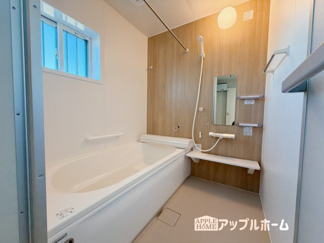 【新築住宅】深谷市下手計 全2区画の浴室|窓付きのバスルームは、採光もあり明るく気持ちの良い空間です。窓があることで、換気環境も良好。掃除もスムーズに出来ます