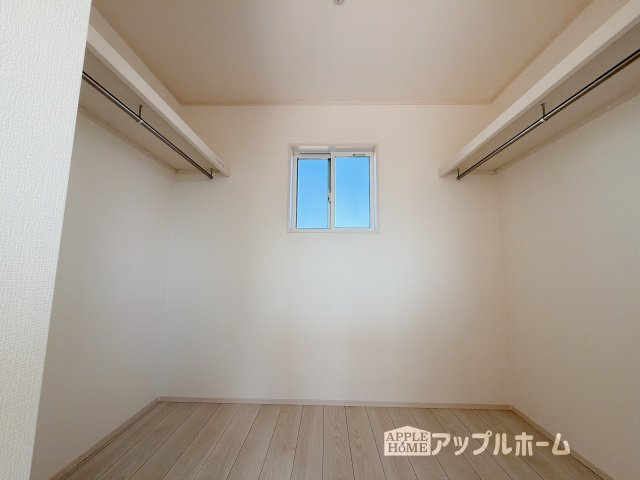 【新築住宅】深谷市下手計 全2区画の収納|お洋服を大切にされる方に大変喜ばれる、ウォークインクローゼット。お洋服以外にも掃除機やスーツケースなどを一箇所に集約できるのは魅力ですね！扉が一箇所ですので、お部屋の見た目にもスッキリ！