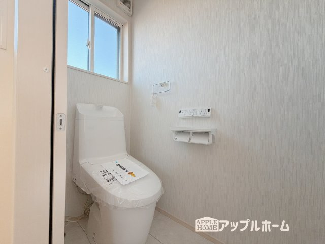 【新築住宅】深谷市下手計 全2区画のトイレ|白を基調とした清潔感のある明るい空間。温水洗浄便座付きで、毎日快適・清潔に使用できます。操作しやすい壁面リモコンを採用しています。
