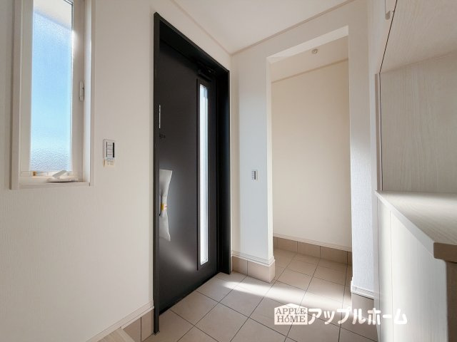 【新築住宅】深谷市下手計 全2区画の玄関|住まう人も来客も入った時にワクワクさせてくれるオシャレな玄関♪収納もたっぷりあるので、靴がたくさんあっても安心！
