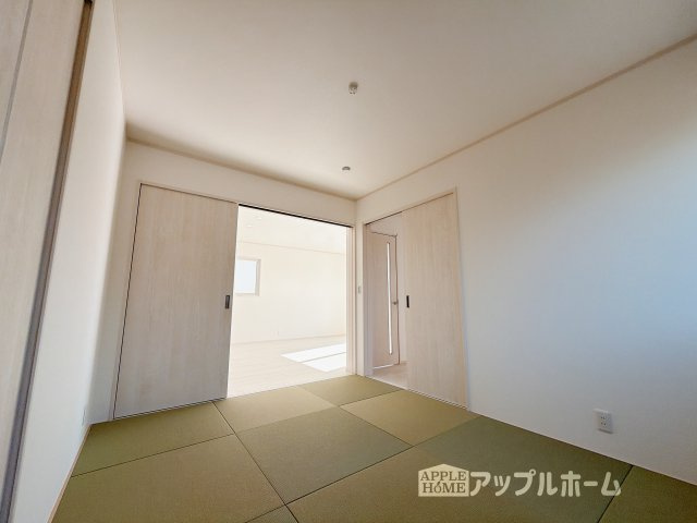 【新築住宅】深谷市下手計 全2区画の和室|広々とした居住空間は日々の暮らしを彩り、心のやすらぎと満足感を与えてくれます。通風と採光を考慮した設計は子供たちはのびのび育ち、家族でくつろぎと団らんを生み出します。